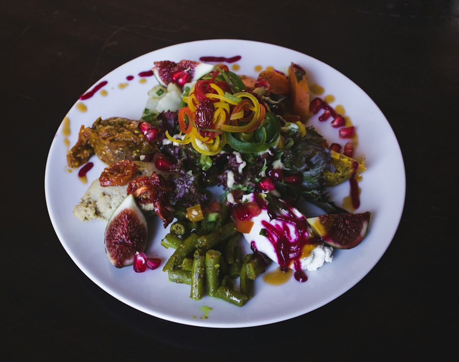 Plato con verduras, legumbres y fruta fresca
